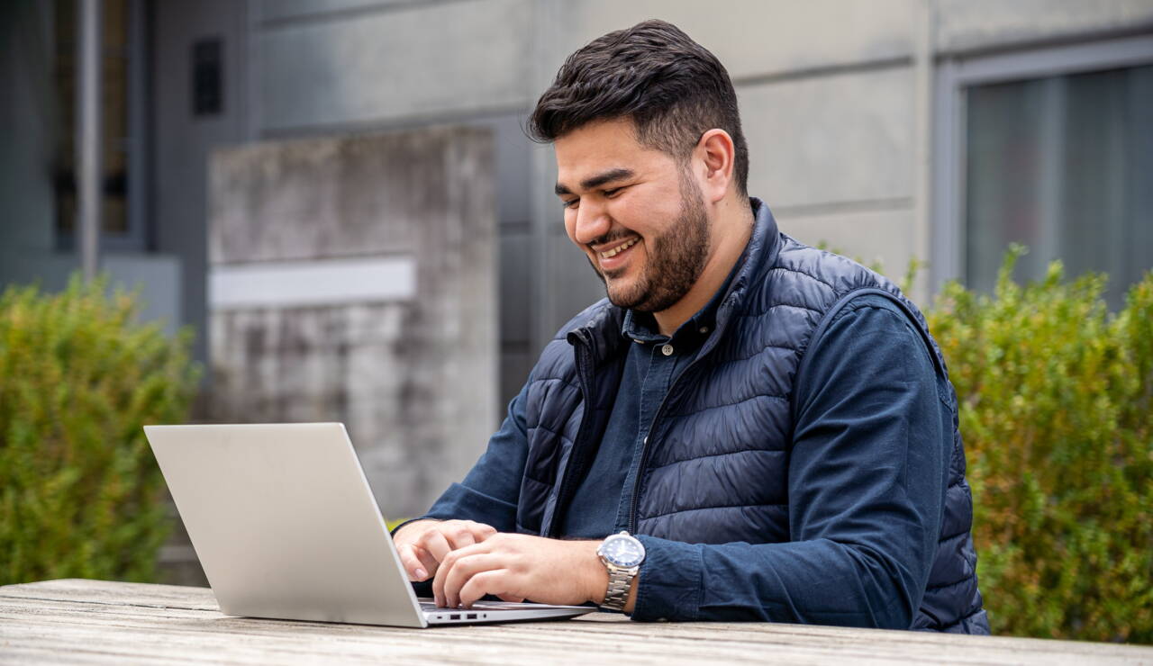 nour-laptop.jpg nour-laptop.jpg